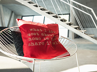 kissenbezug in rot mit textilgravur